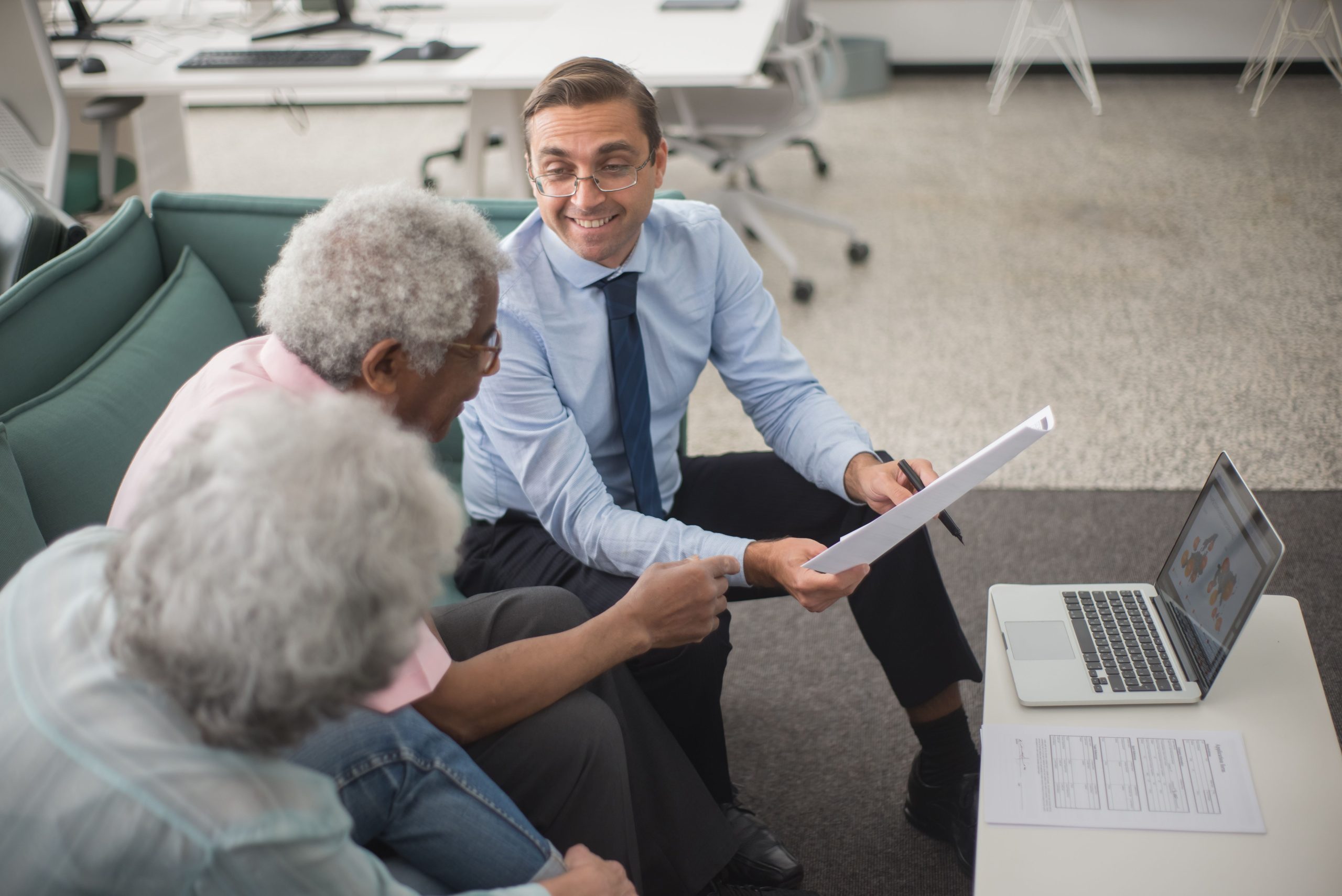 Conseiller discutant plans financiers seniors