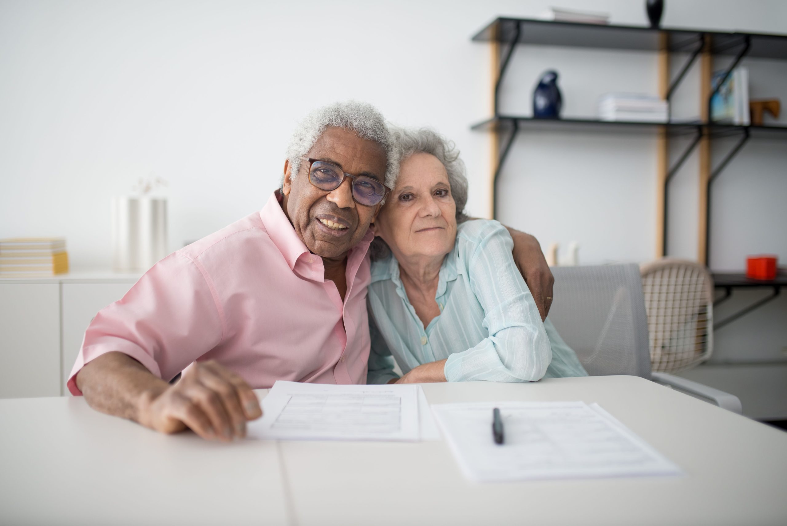 Couple senior examinant documents contrat