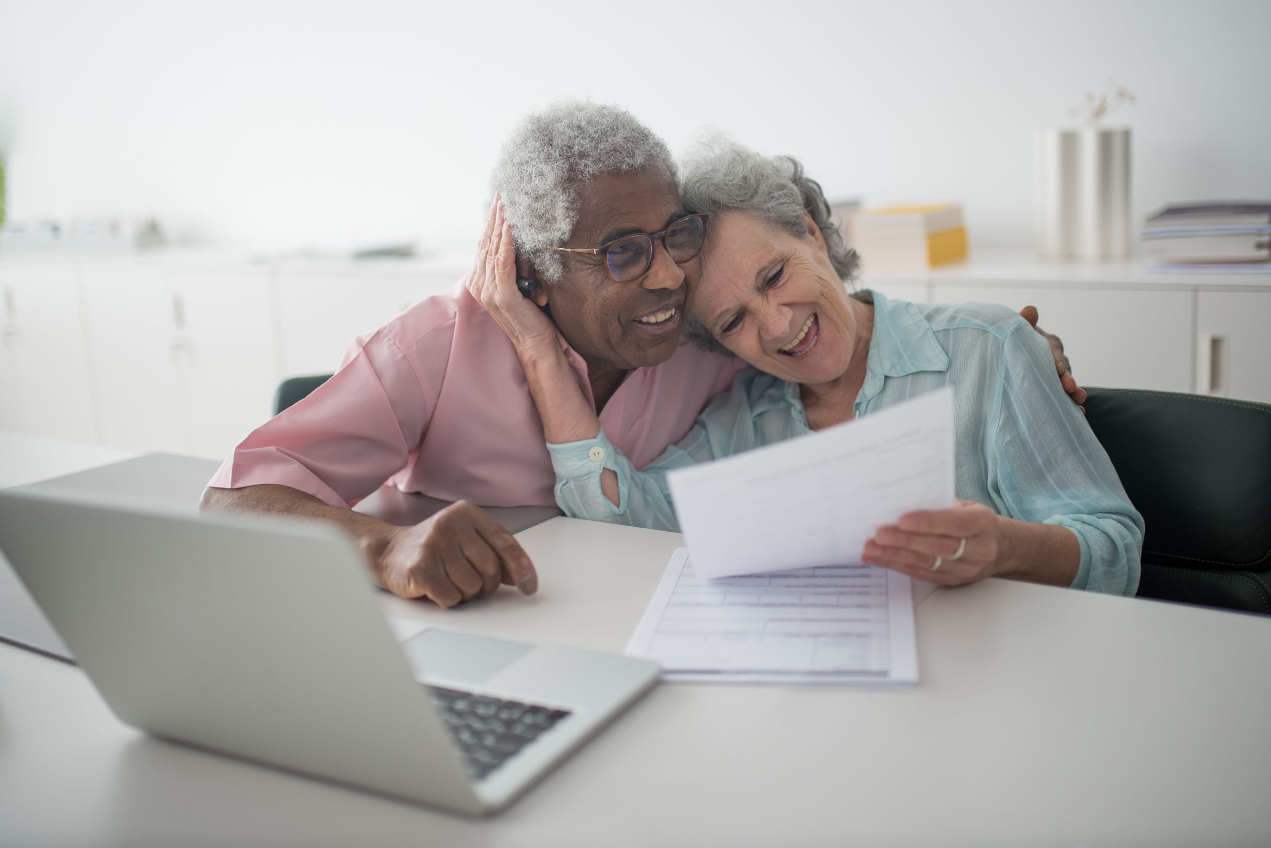 Couple senior consultant viager documents