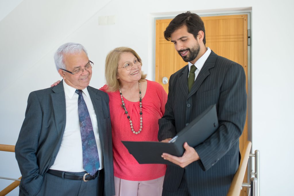 Couple senior rencontrant agent immobilier