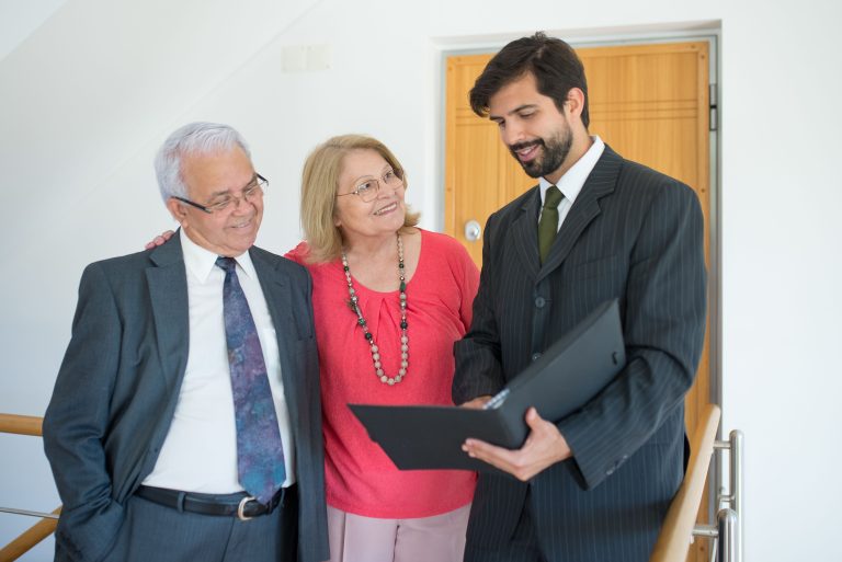 Couple senior rencontrant agent immobilier