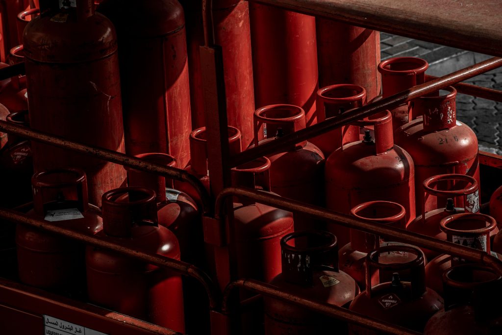 Cylindres de gaz rouge entreposés industriellement