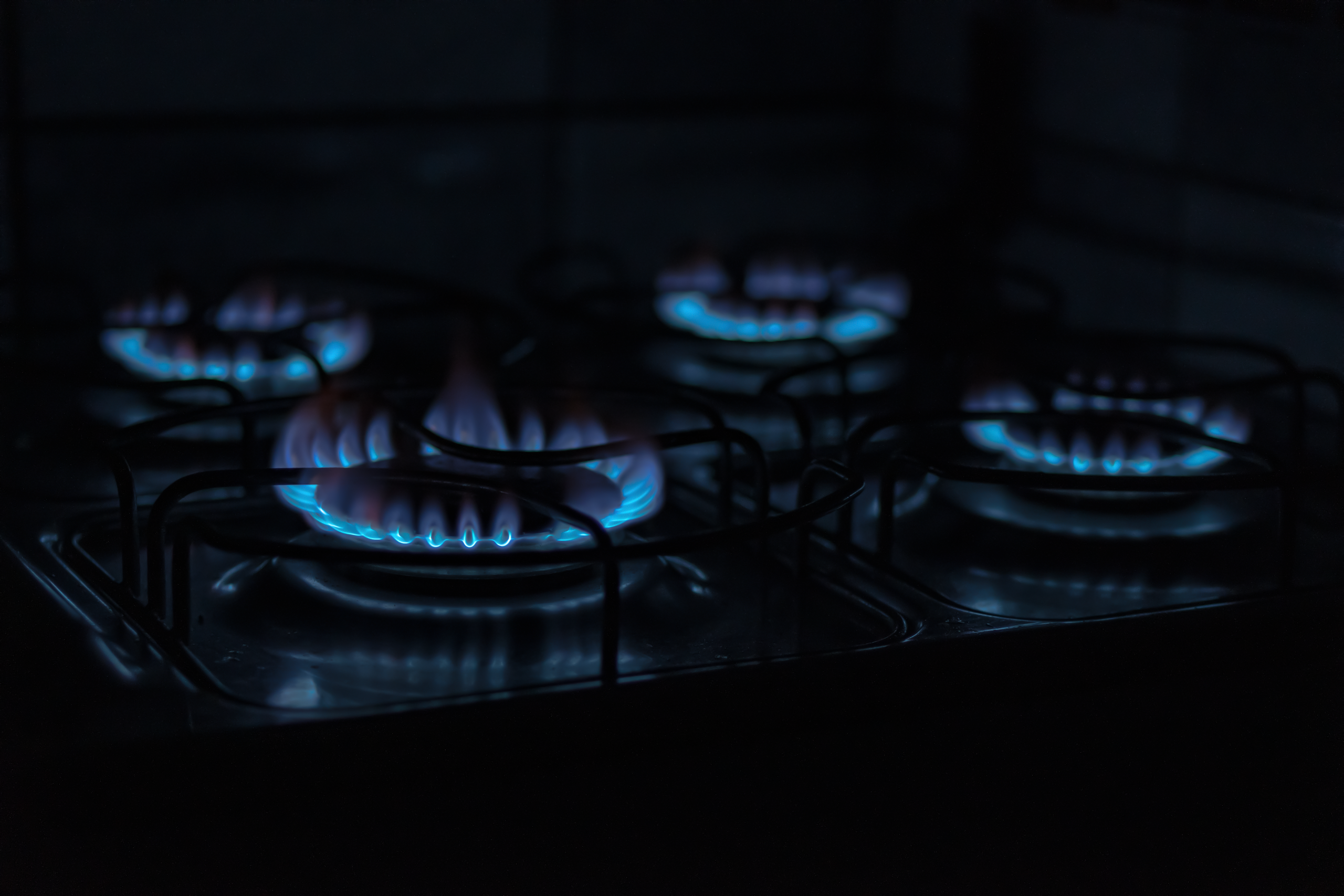 Flammes bleues d'une cuisinière à gaz