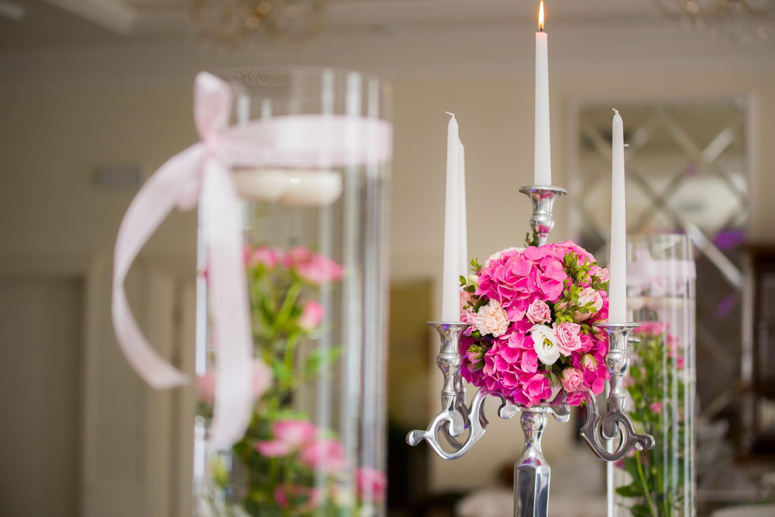 Lustre avec bougies blanches et fleurs décoratives