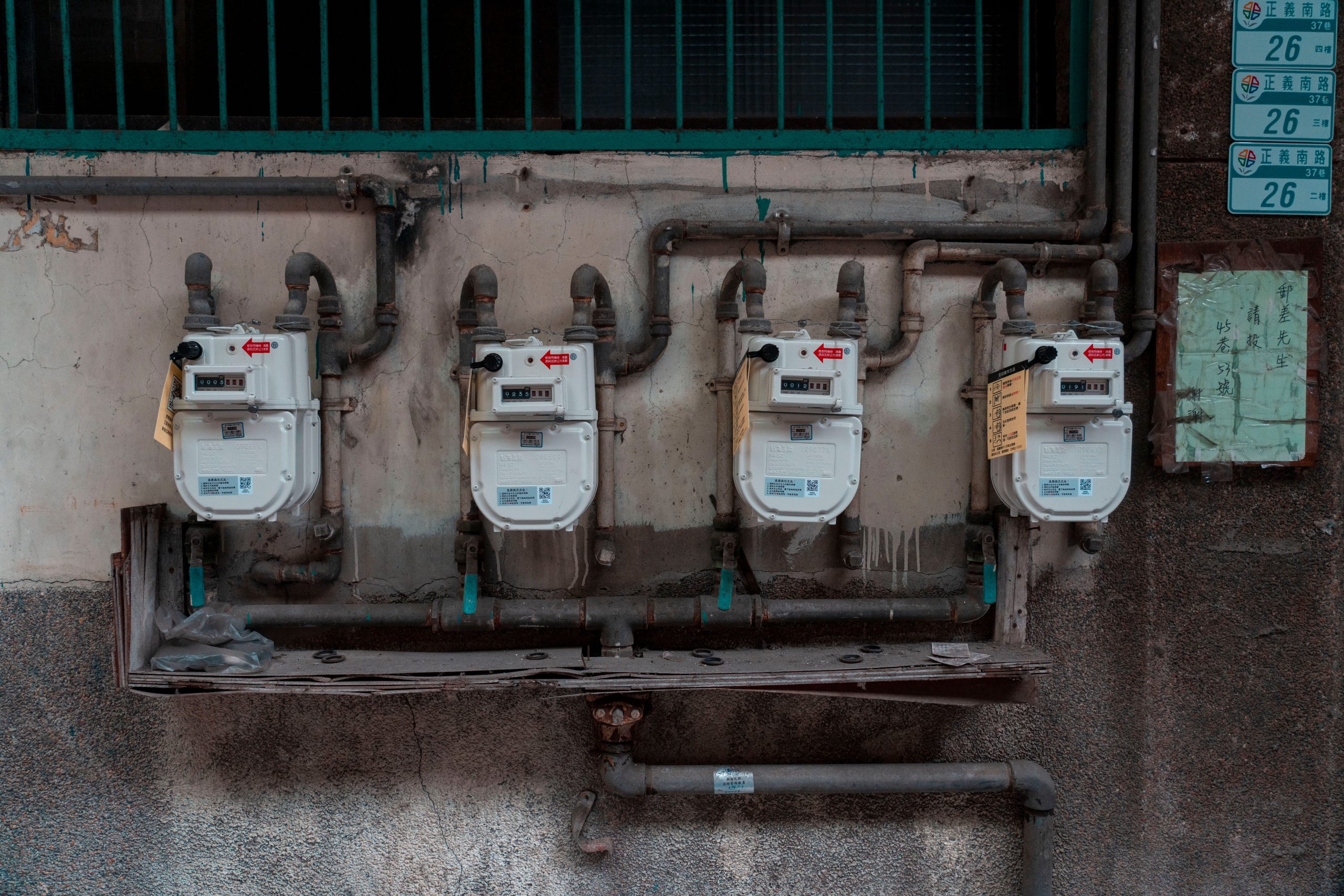 Quatre compteurs gaz infrastructure utilitaire urbaine