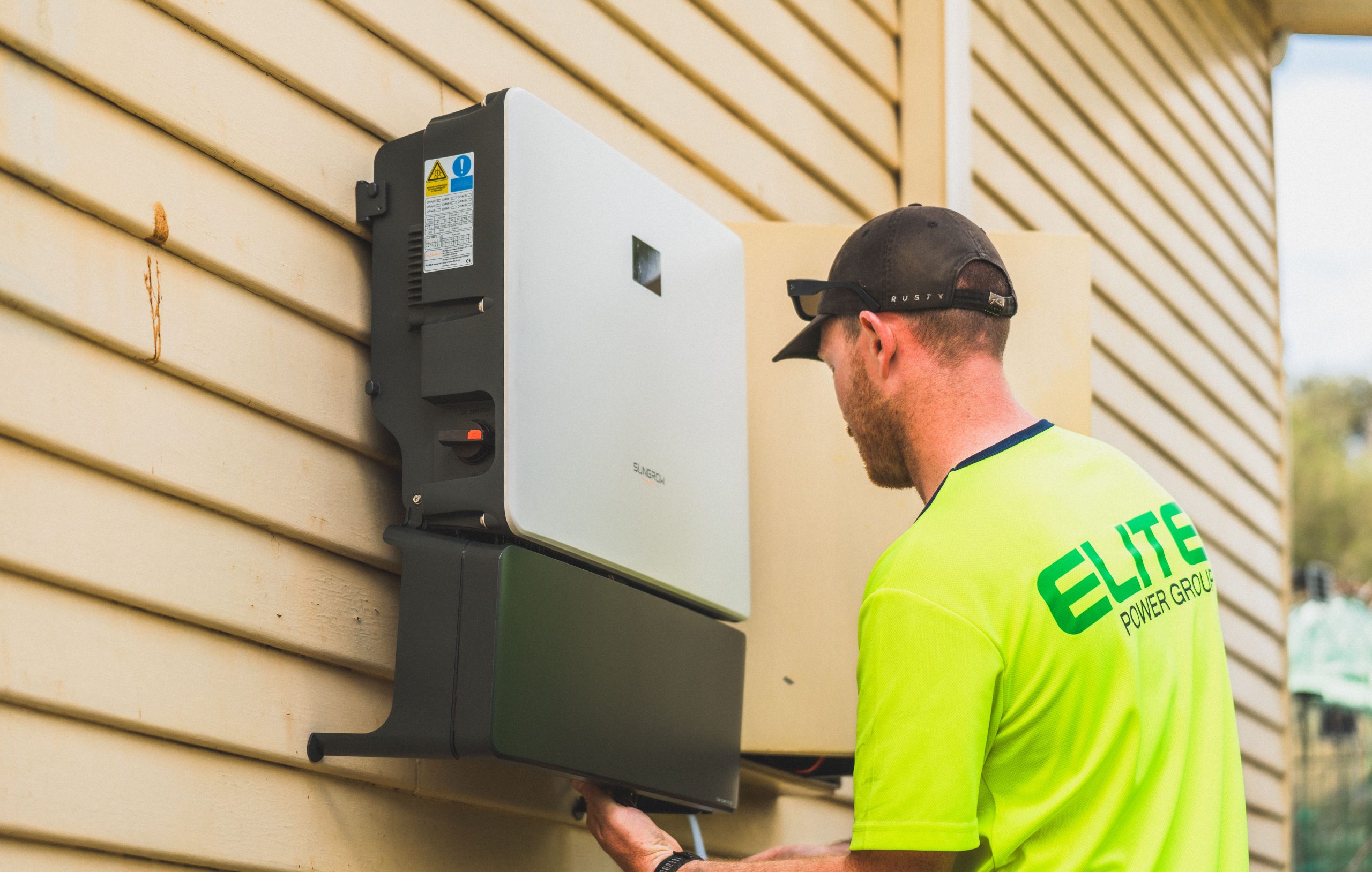 Technicien installant un système onduleur solaire