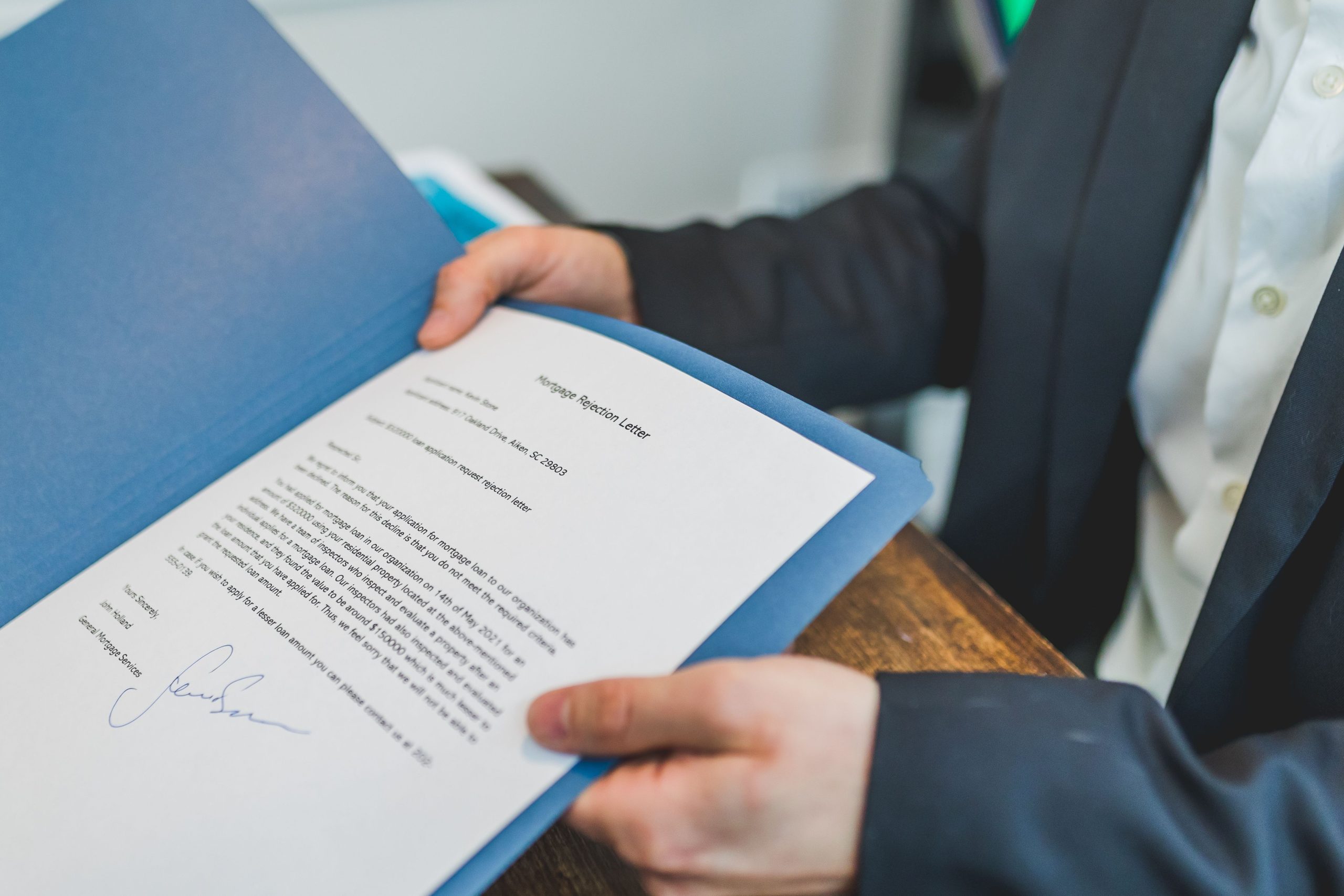 Agent immobilier examinant contrat avec client