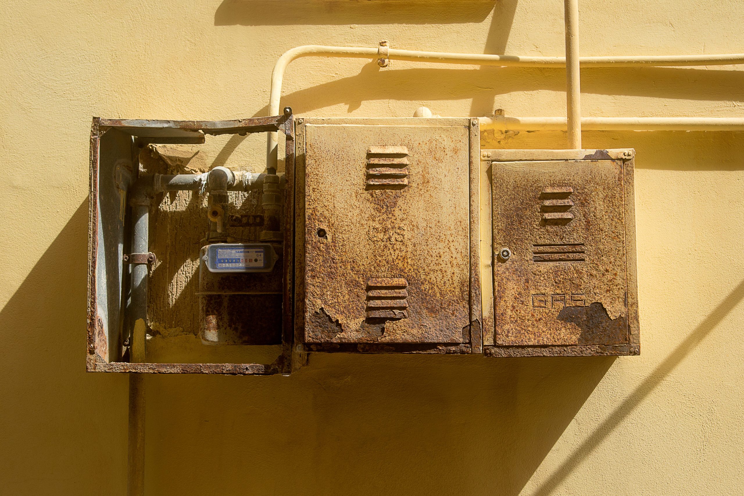 Boîtiers métalliques rouillés avec compteur d'eau