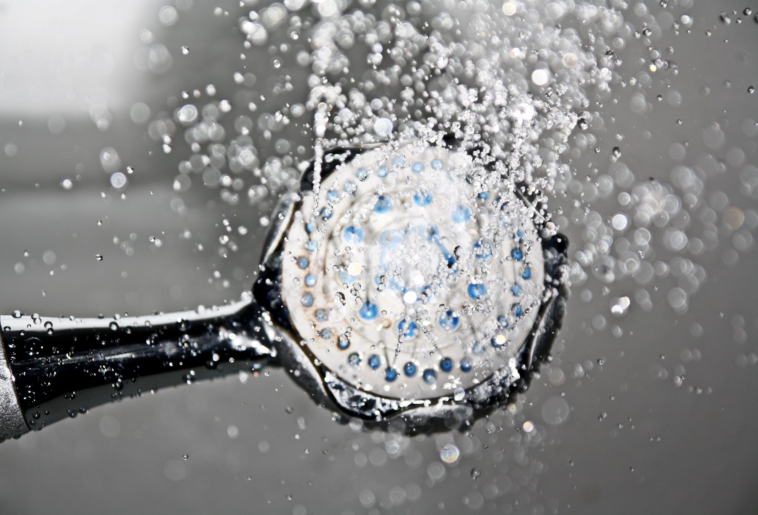 Pomme de douche libérant des gouttelettes d'eau