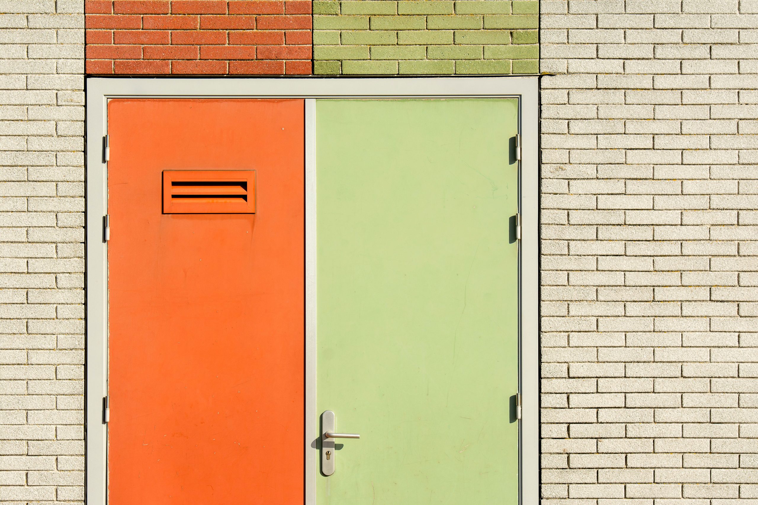 Porte blindée moderne design brique mur