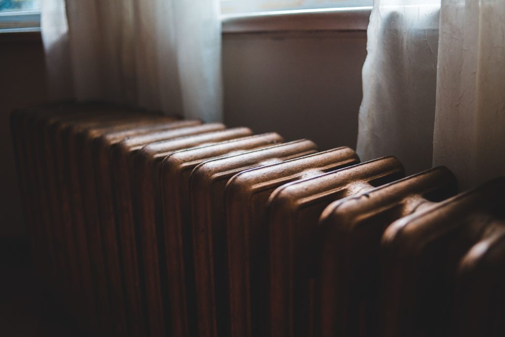 Radiateur en fonte ancien près fenêtre