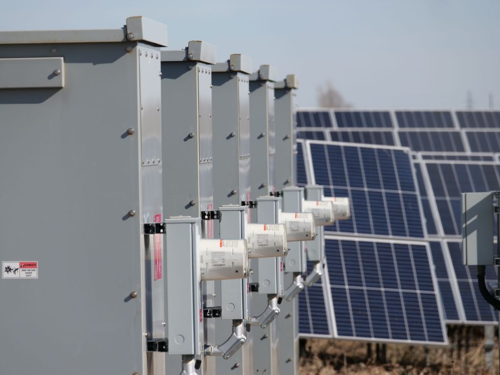 Boîtiers électriques et panneaux solaires en extérieur