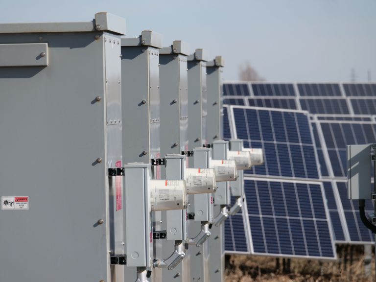 Boîtiers électriques et panneaux solaires en extérieur