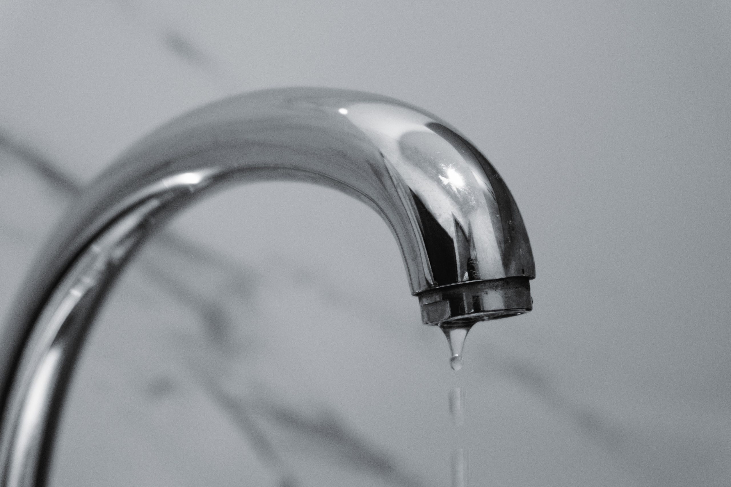 Robinet chrome moderne avec fuite goutte