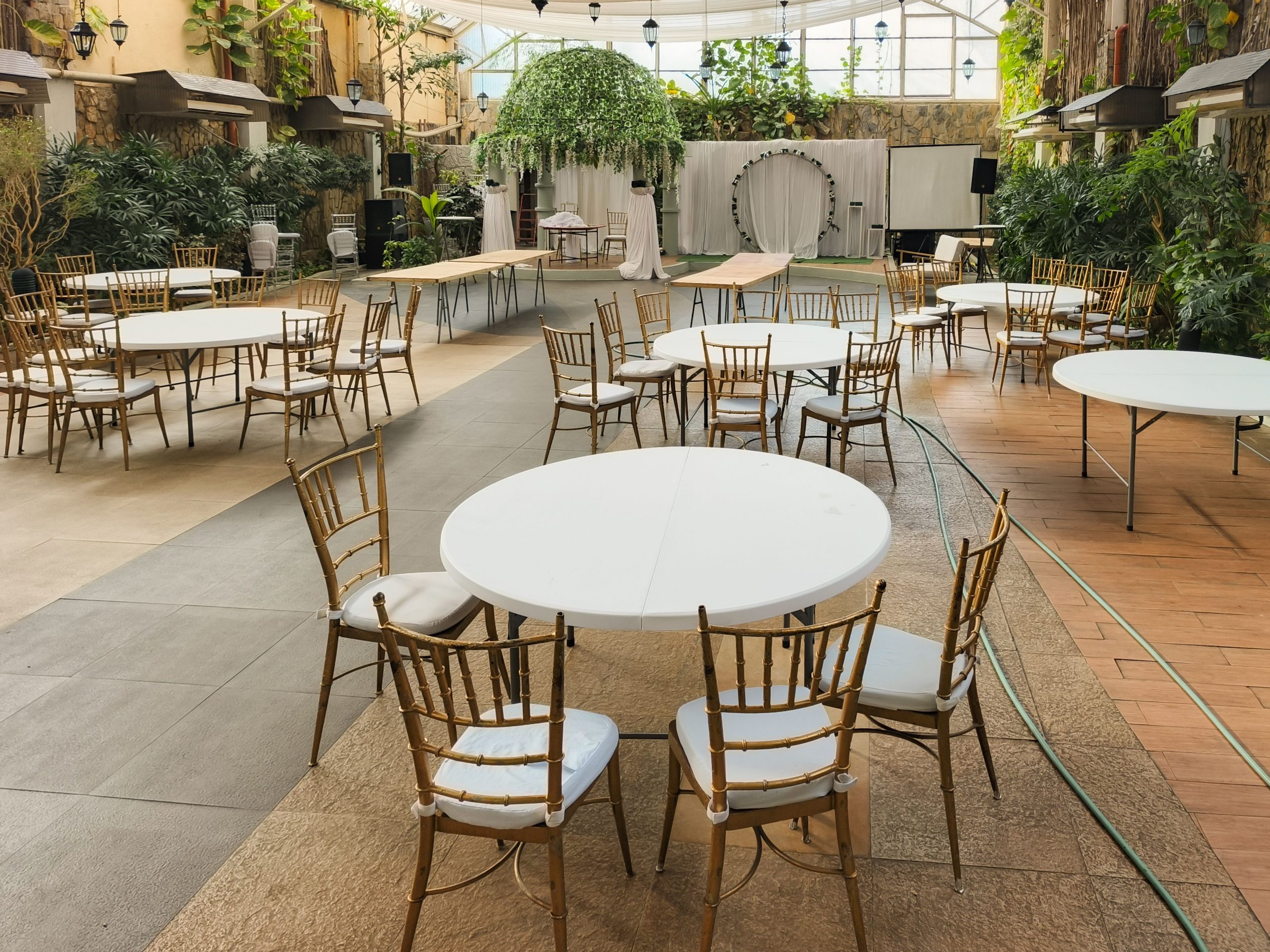 Salle de réception avec tables rondes élégantes