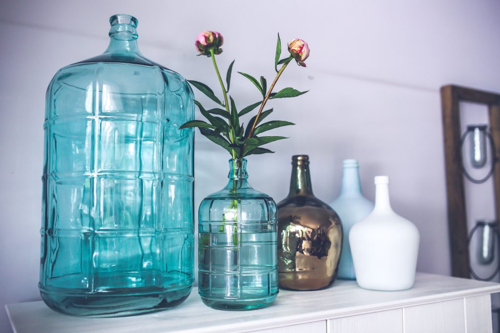 Vases en verre décorés avec pivoines élégantes