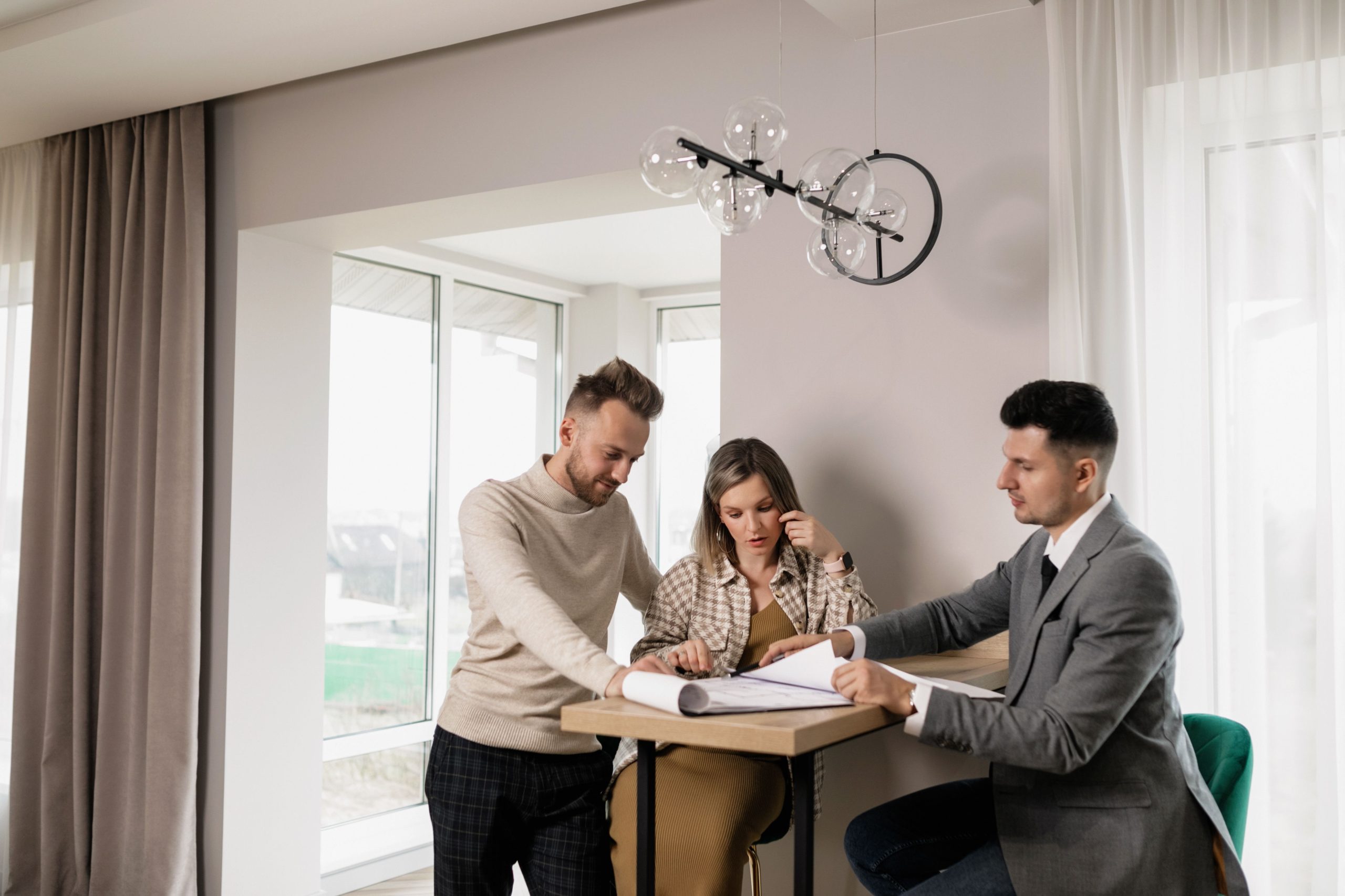 Couple consulte agent immobilier documents