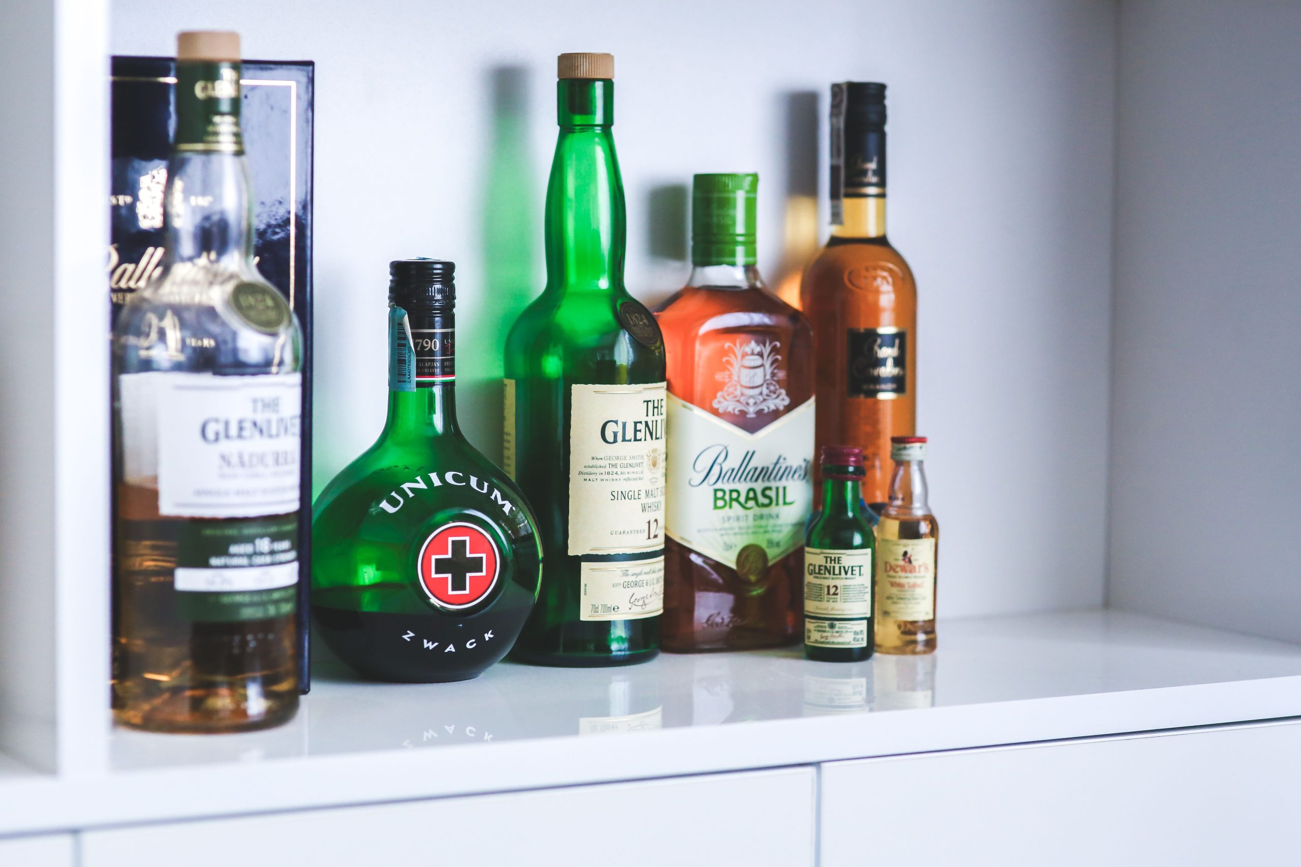 Bouteilles d'alcool variées sur une étagère