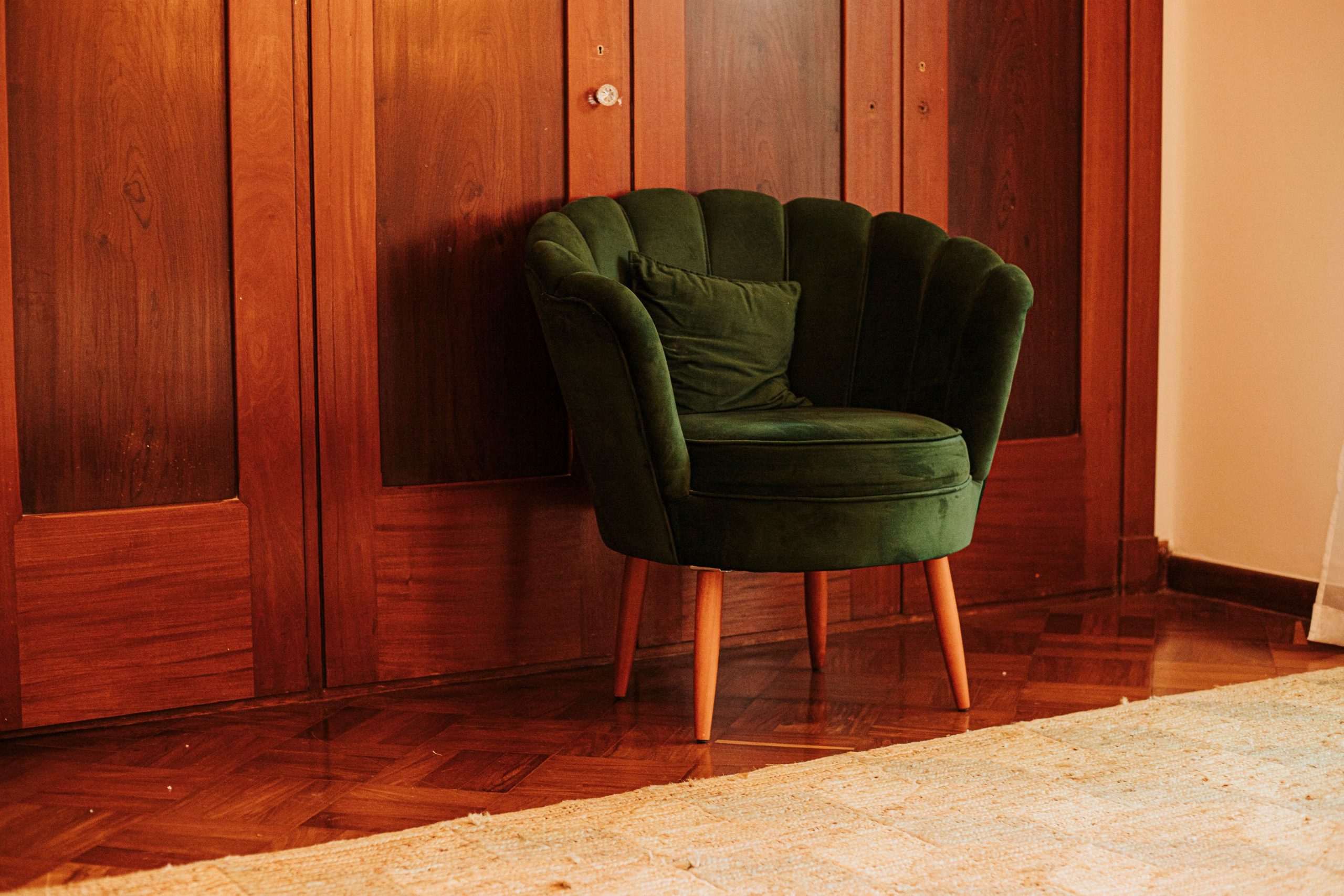 Chaise en velours vert dans une pièce cosy