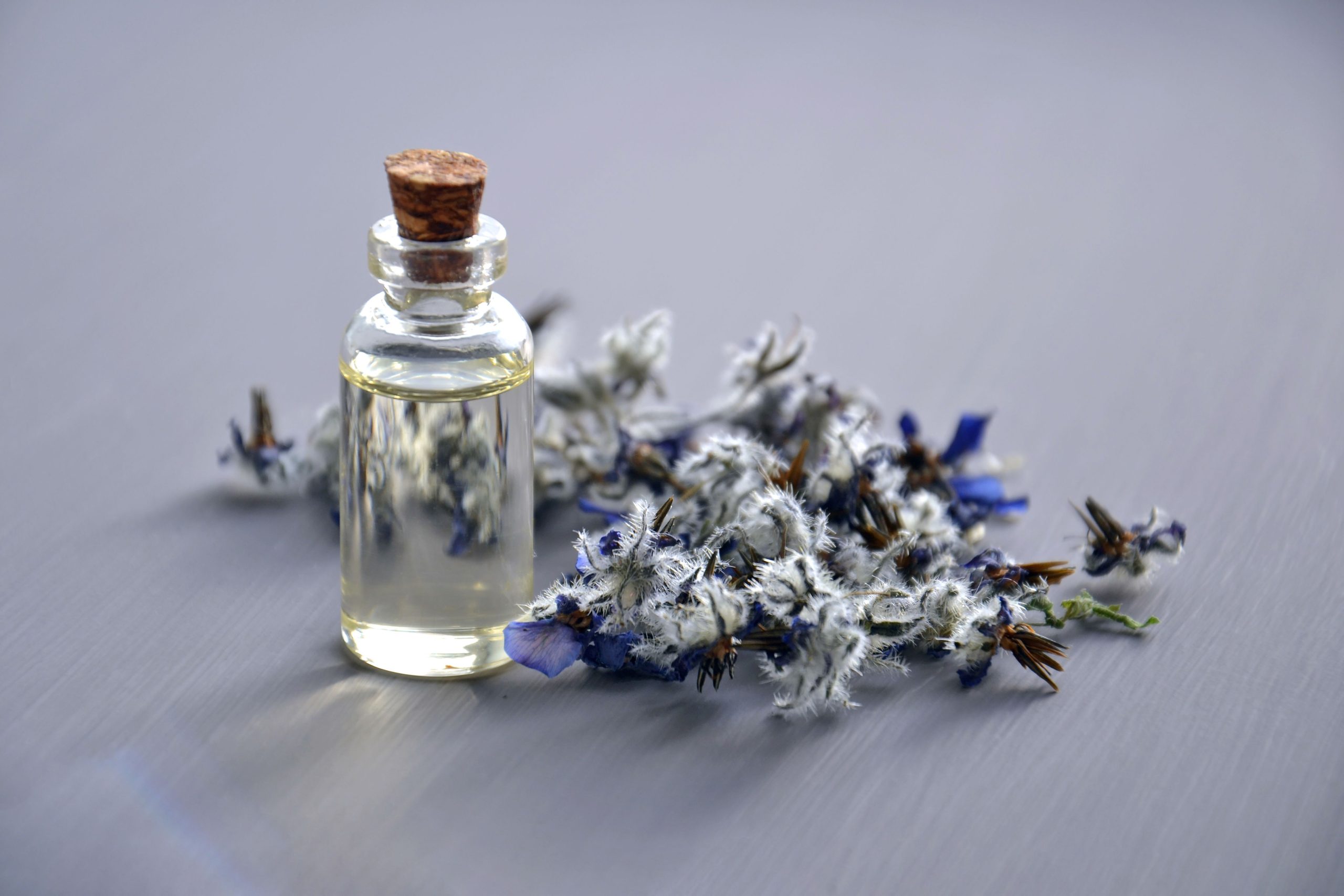 Flacon huile lavande aromathérapie naturelle