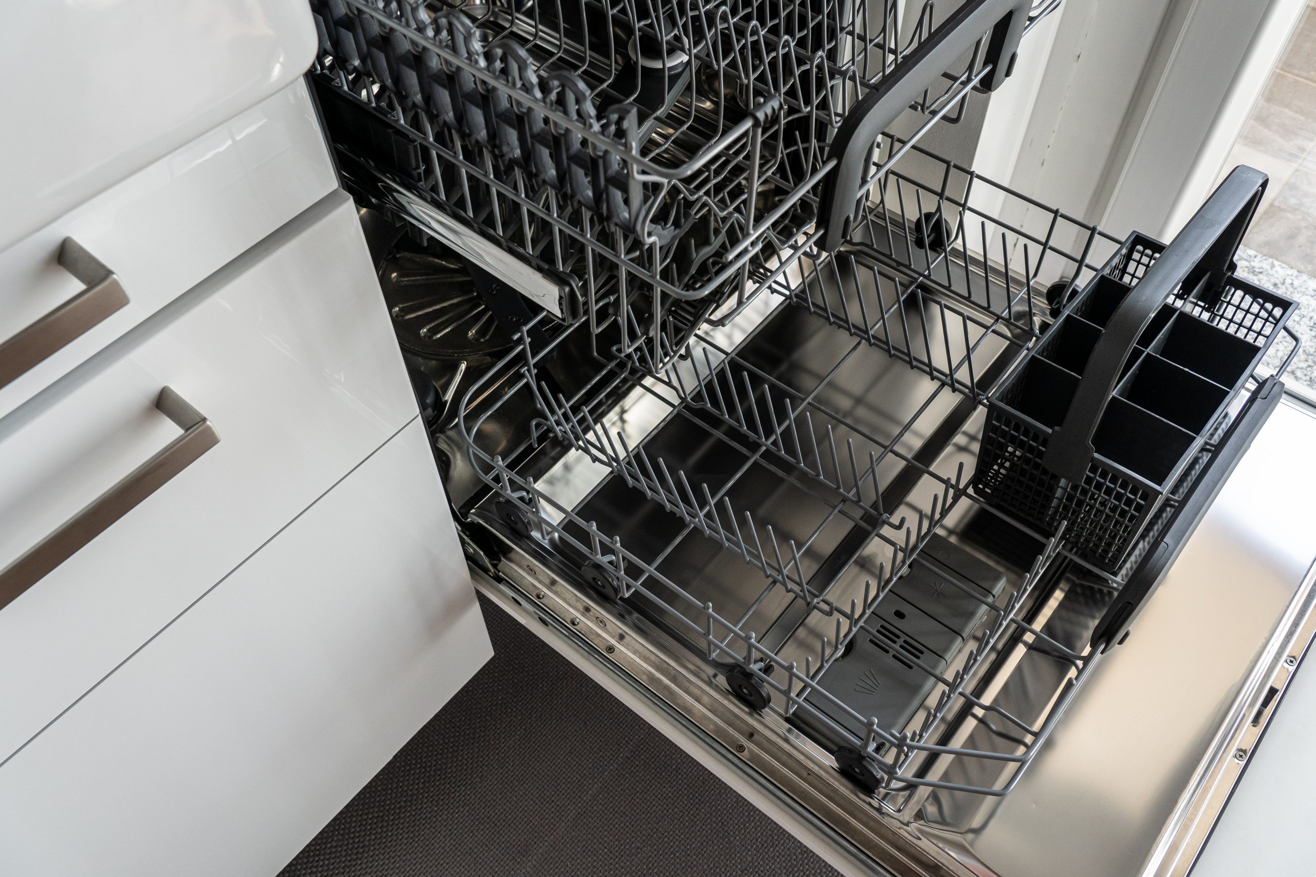 Lave-vaisselle inox ouvert cuisine moderne vide