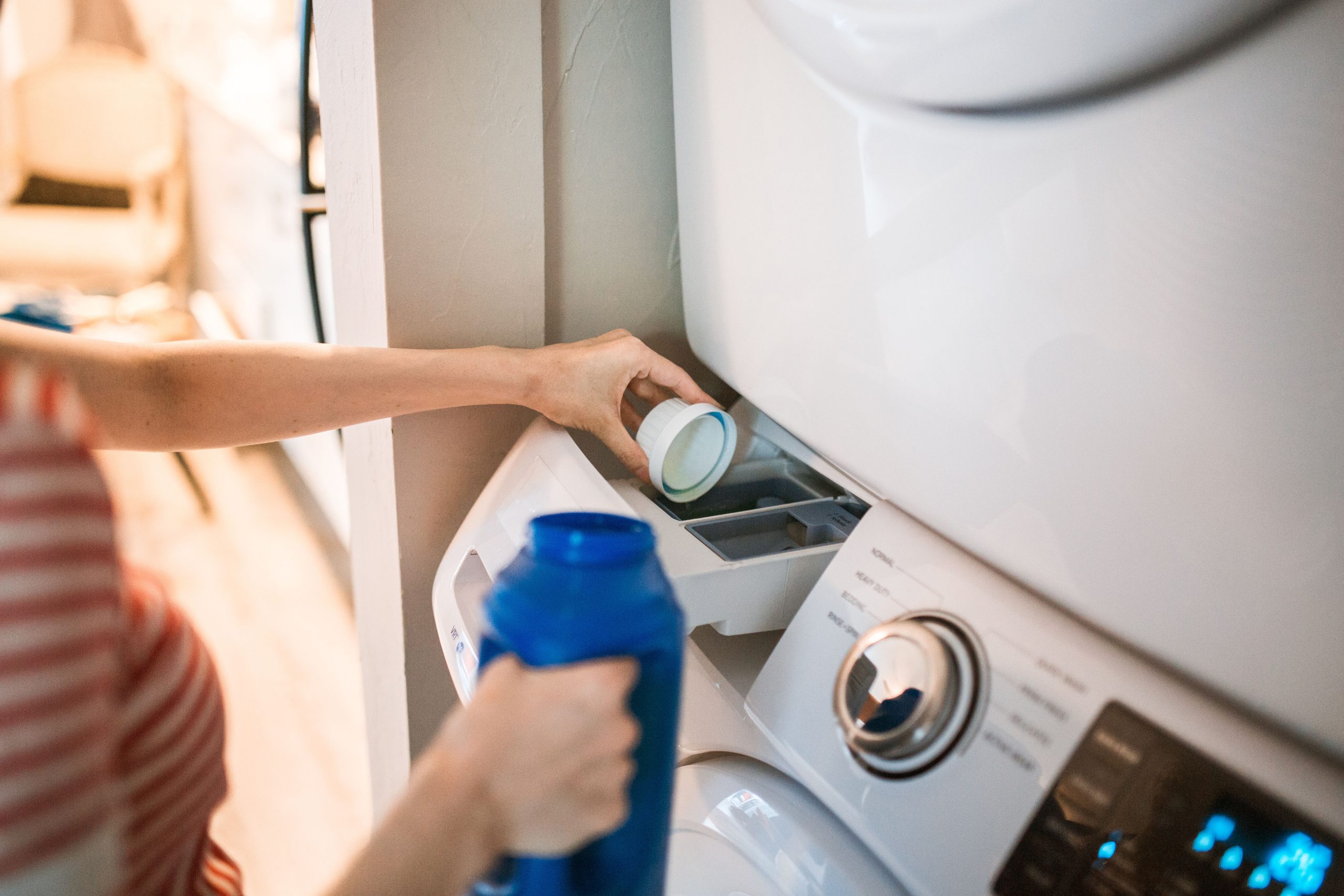 Versement de lessive dans un lave-linge frontal