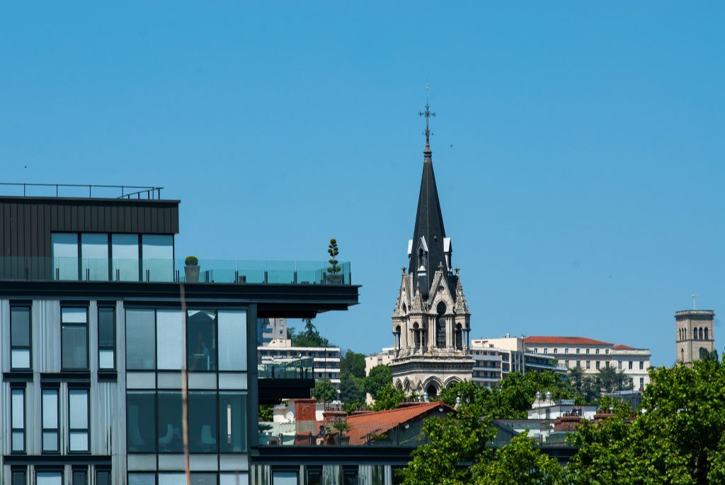 Vue du ciel de Lyon sous un ciel bleu