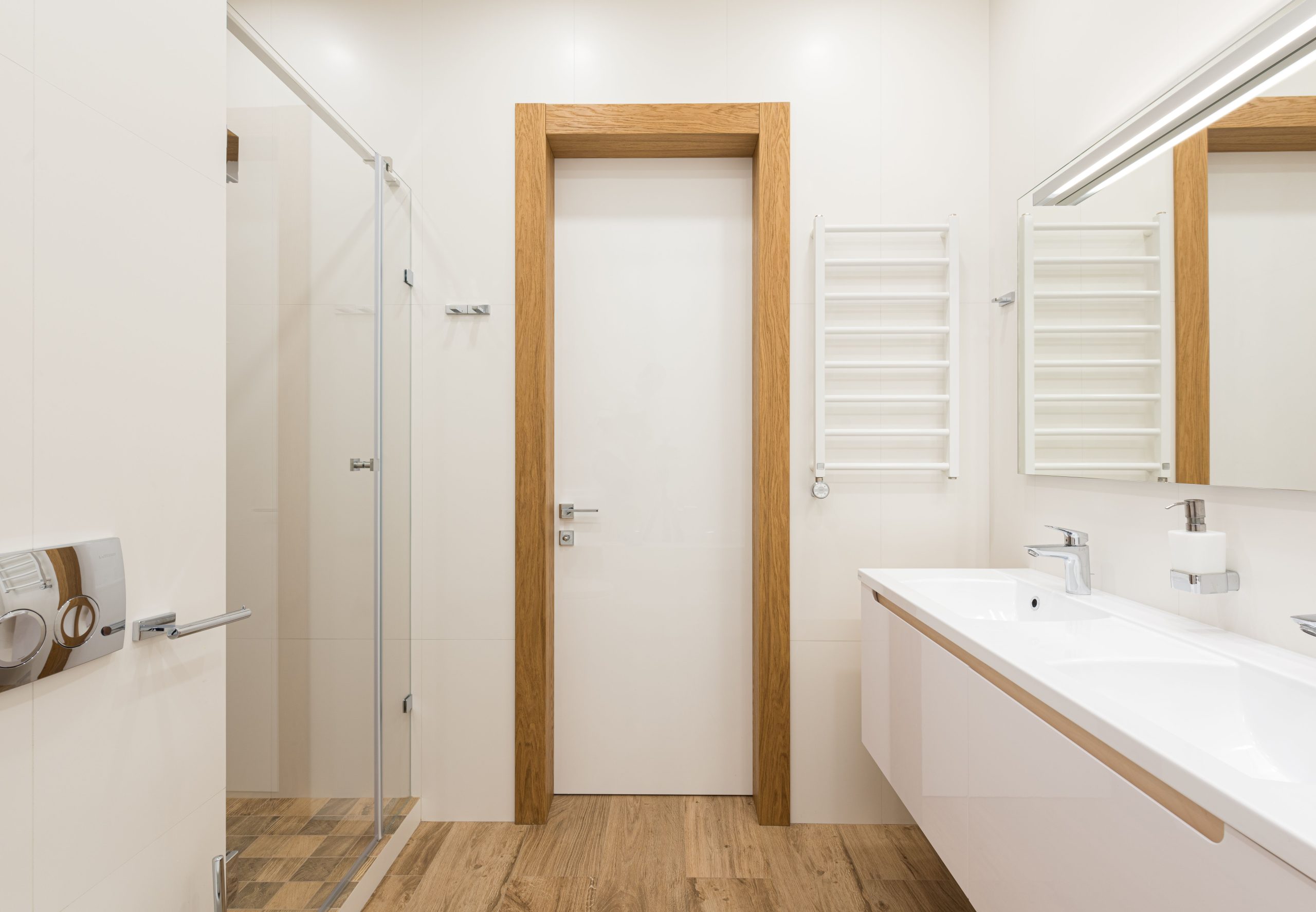 Salle de bain contemporaine avec porte coulissante vitrée