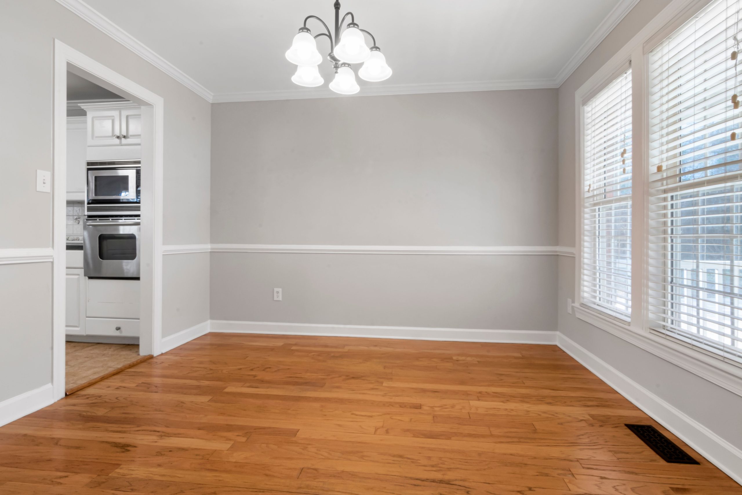 Chambre spacieuse murs blancs parquet bois clair