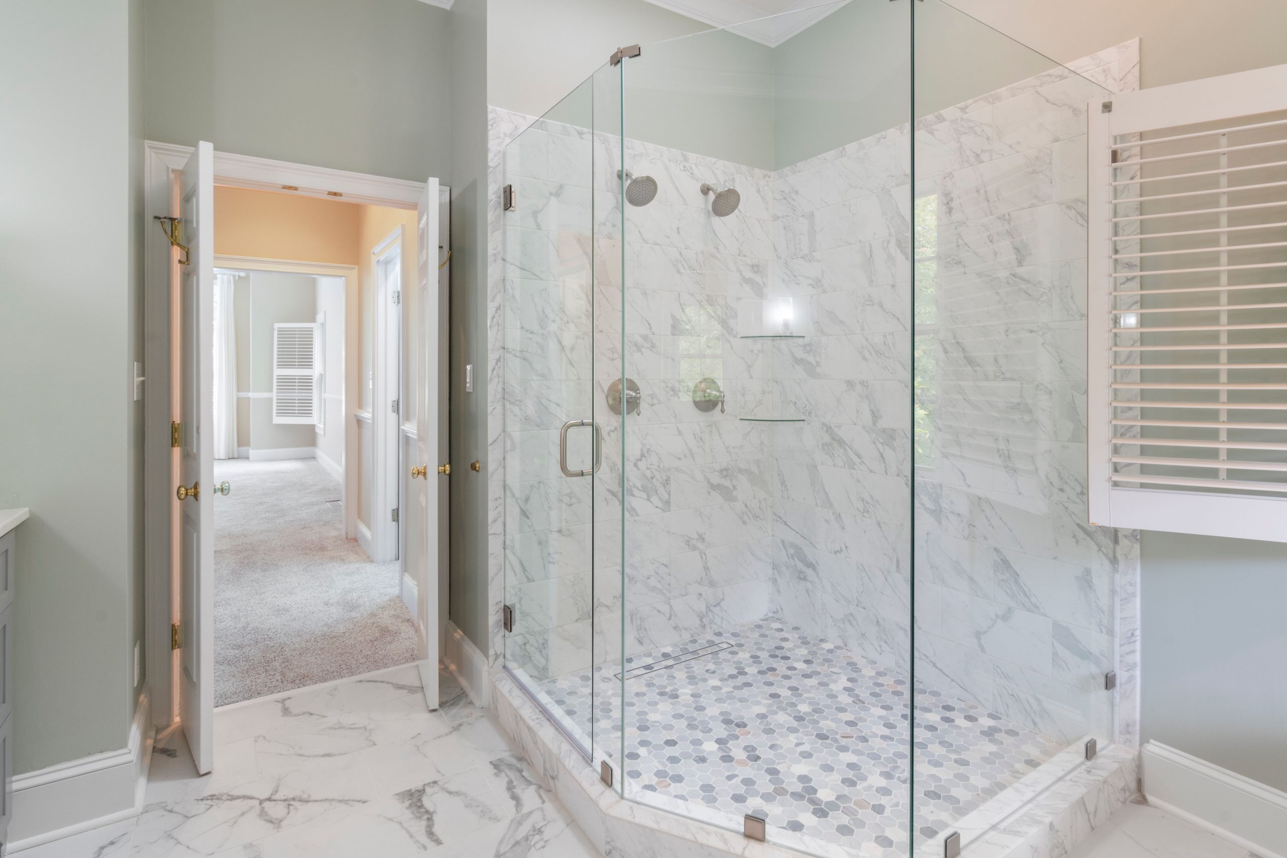 Douche luxe en marbre avec portes vitrées élégantes