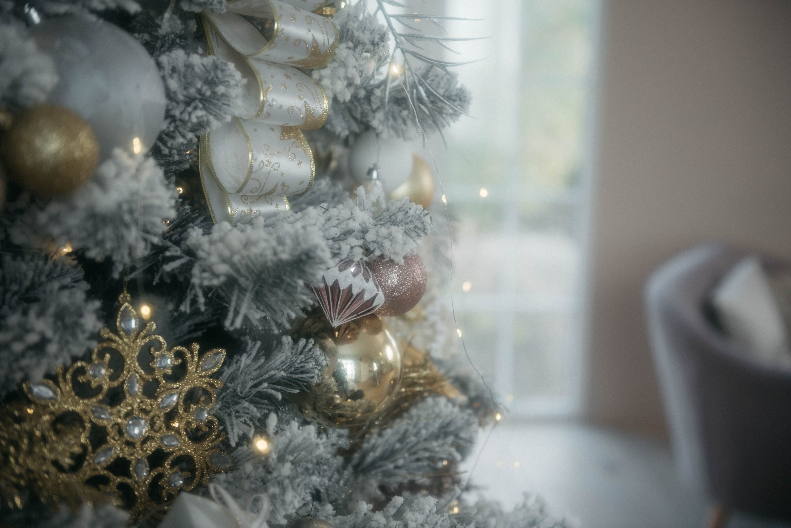 Sapin doré et blanc avec ruban et guirlande