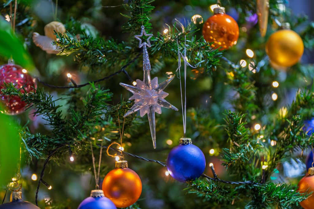 Sapin de Noël coloré avec boules et guirlandes lumineuses