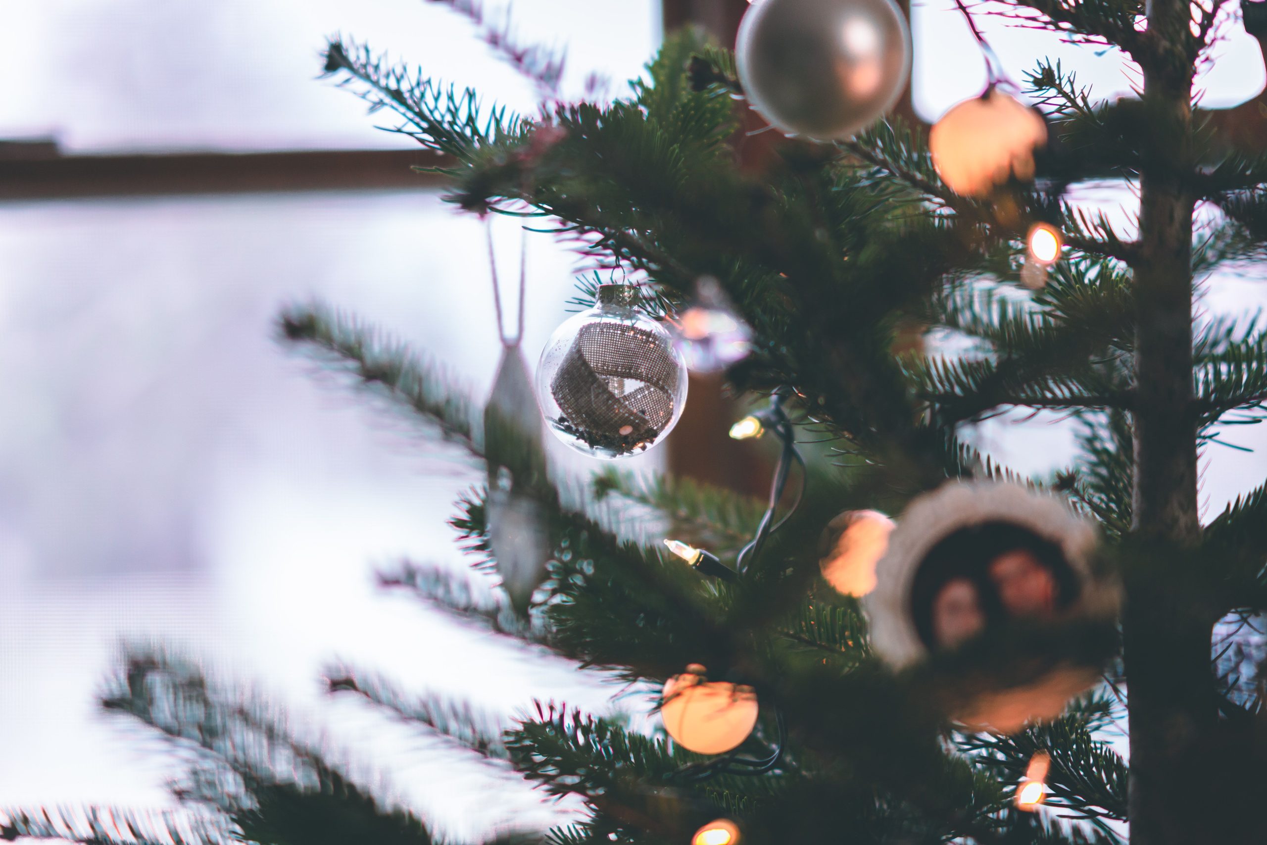 Beau sapin de Noël décoré dans un salon chaleureux