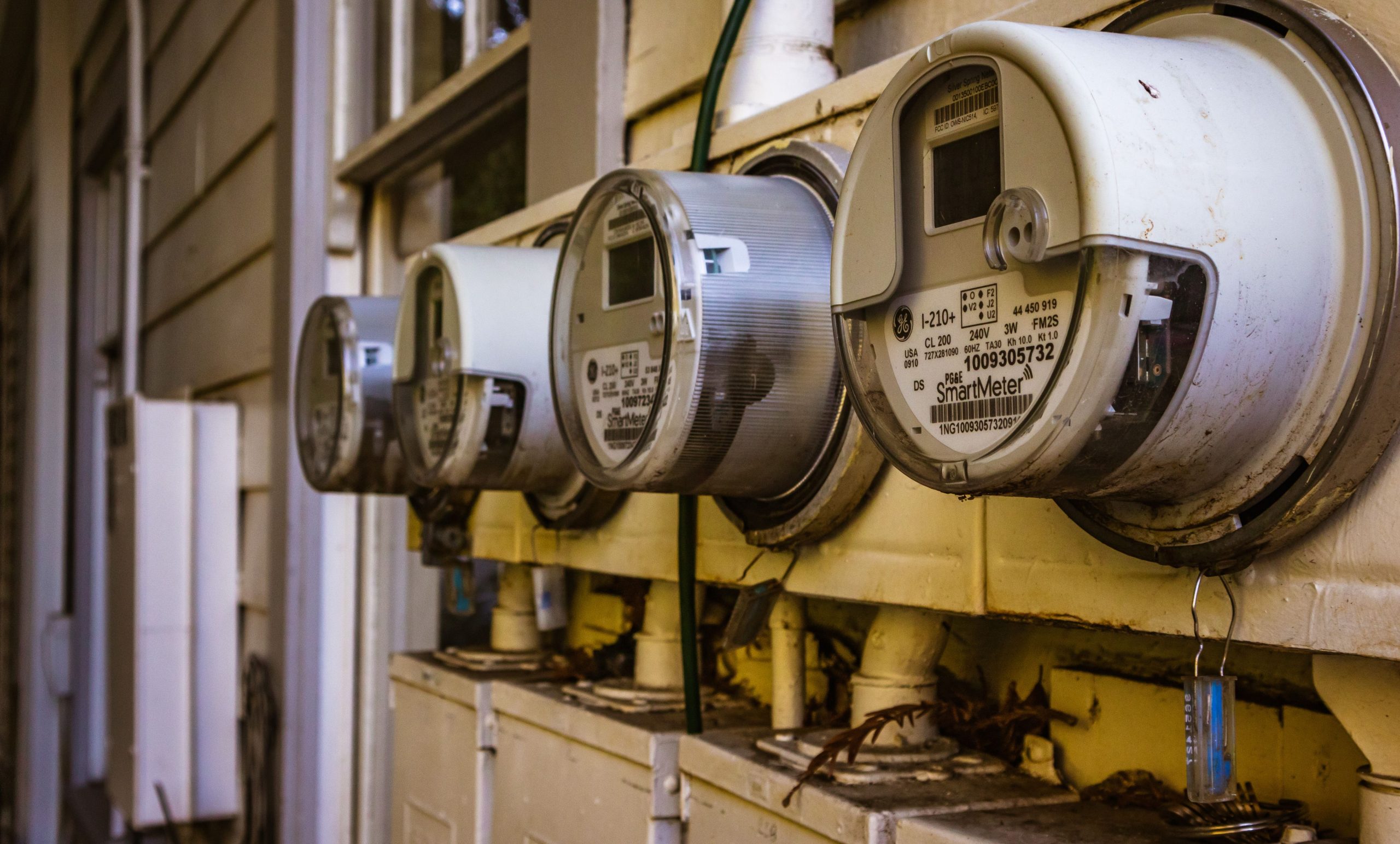 Compteurs intelligents installes sur facade residentielle