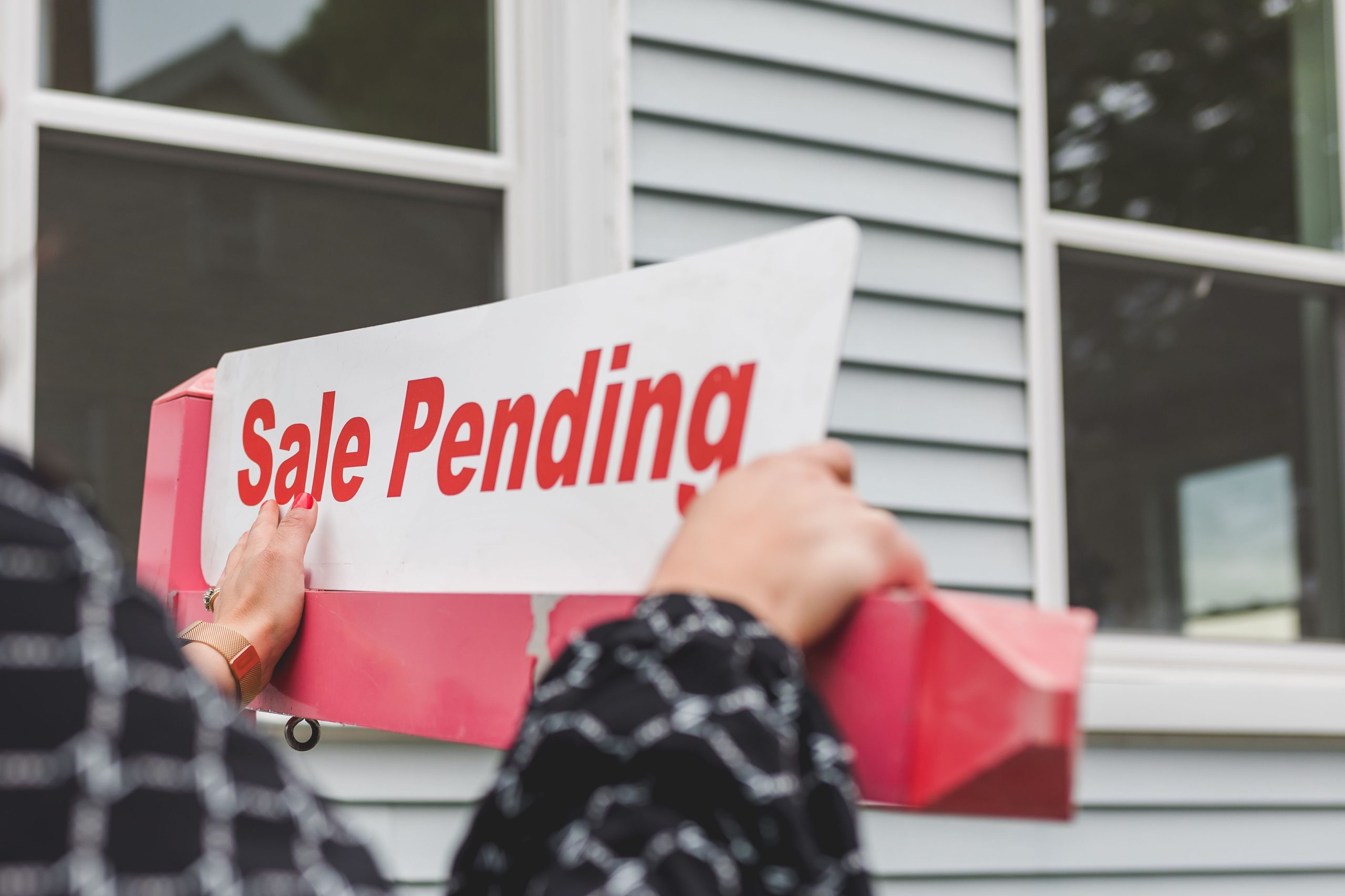 Mains tenant pancarte vente immobilier maison